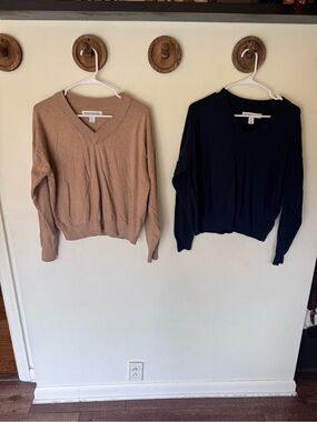 Amazon Essentials V-Neck crop Sweater in camel tan and Navy size large